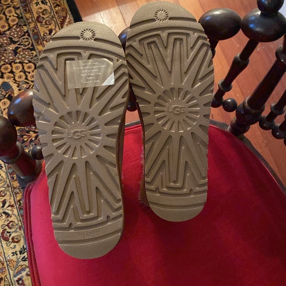 UGG Mini Brooch Boots. Sz 9 - Picture 3 of 4